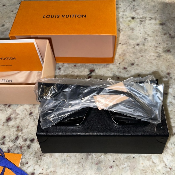 Louis Vuitton Cyclone Sunglasses - Picture 6 of 7